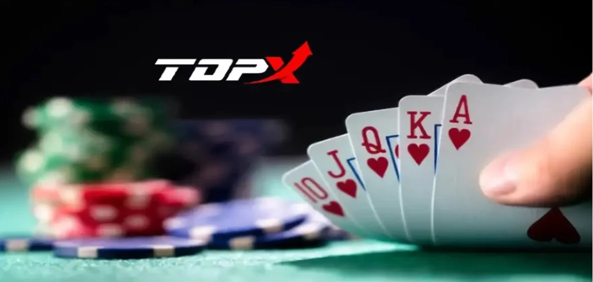 Mão segurando cartas de baralho ao lado de fichas, com o logotipo da TopX